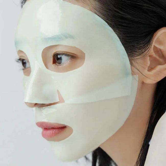 Anwendung der Abib Collagen Gel Mask Heartleaf Jelly im Gesicht