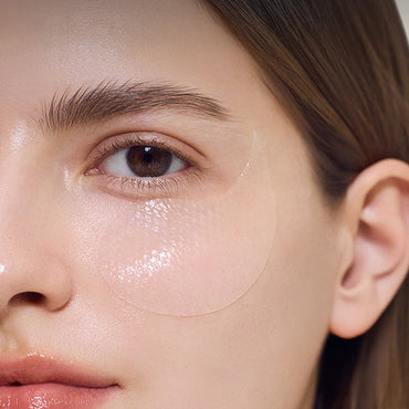 Anwendung der Abib Collagen Eye Patch Jericho Rose Jelly unter den Augen