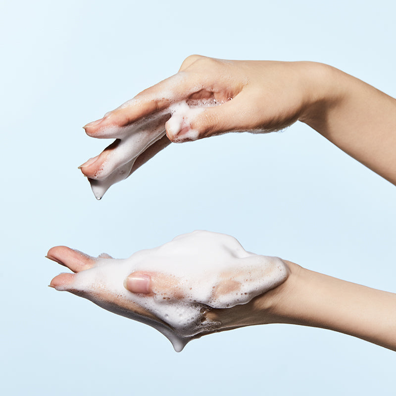 Anwendung des Anua 8 Hyaluronic Acid Gentle Foaming Cleanser im Gesicht