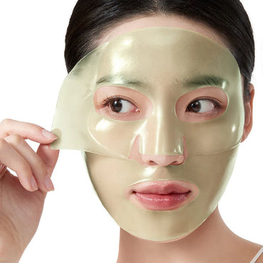 Anwendung der Anua Heartleaf 70 Soothing Collagen Mask auf dem Gesicht