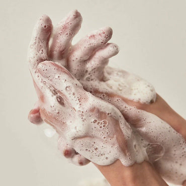 Textur des Anua Heartleaf Succinic Moisture Cleansing Foam