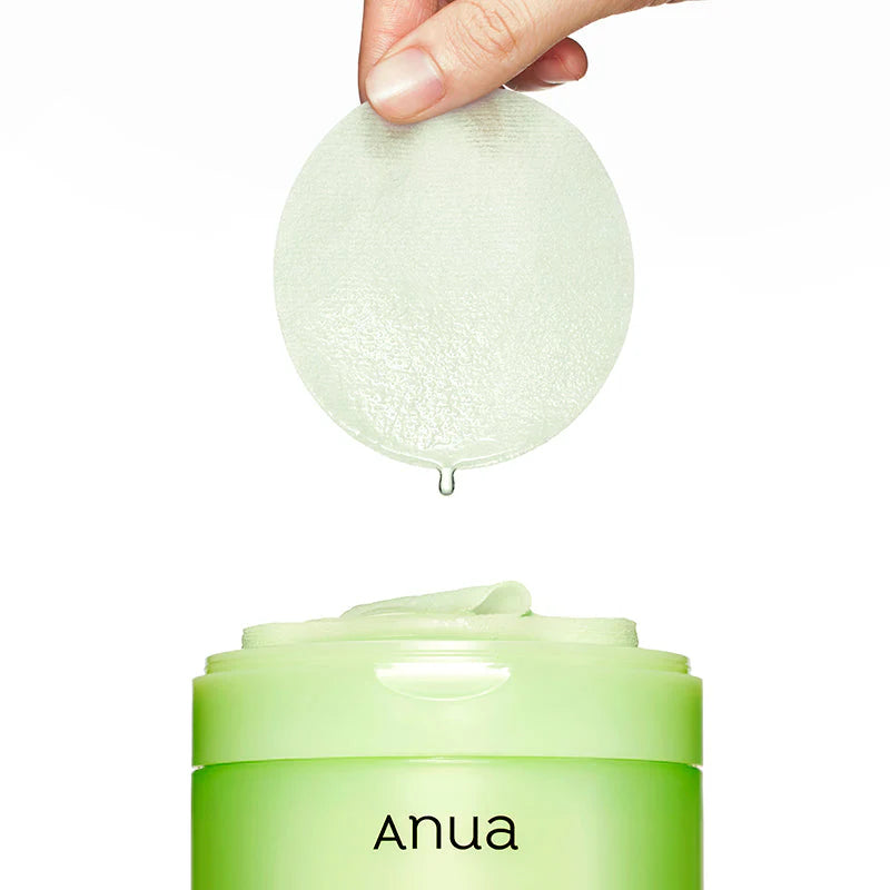 Anwendung der Anua Azelaic 10 + Hyaluron Soothing Pads im Gesicht