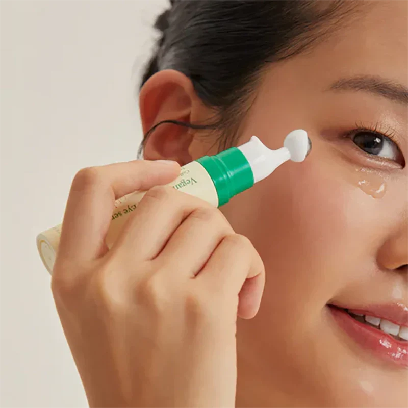 Anwendung des AXIS-Y Vegan Collagen Eye Serums an der Augenpartie