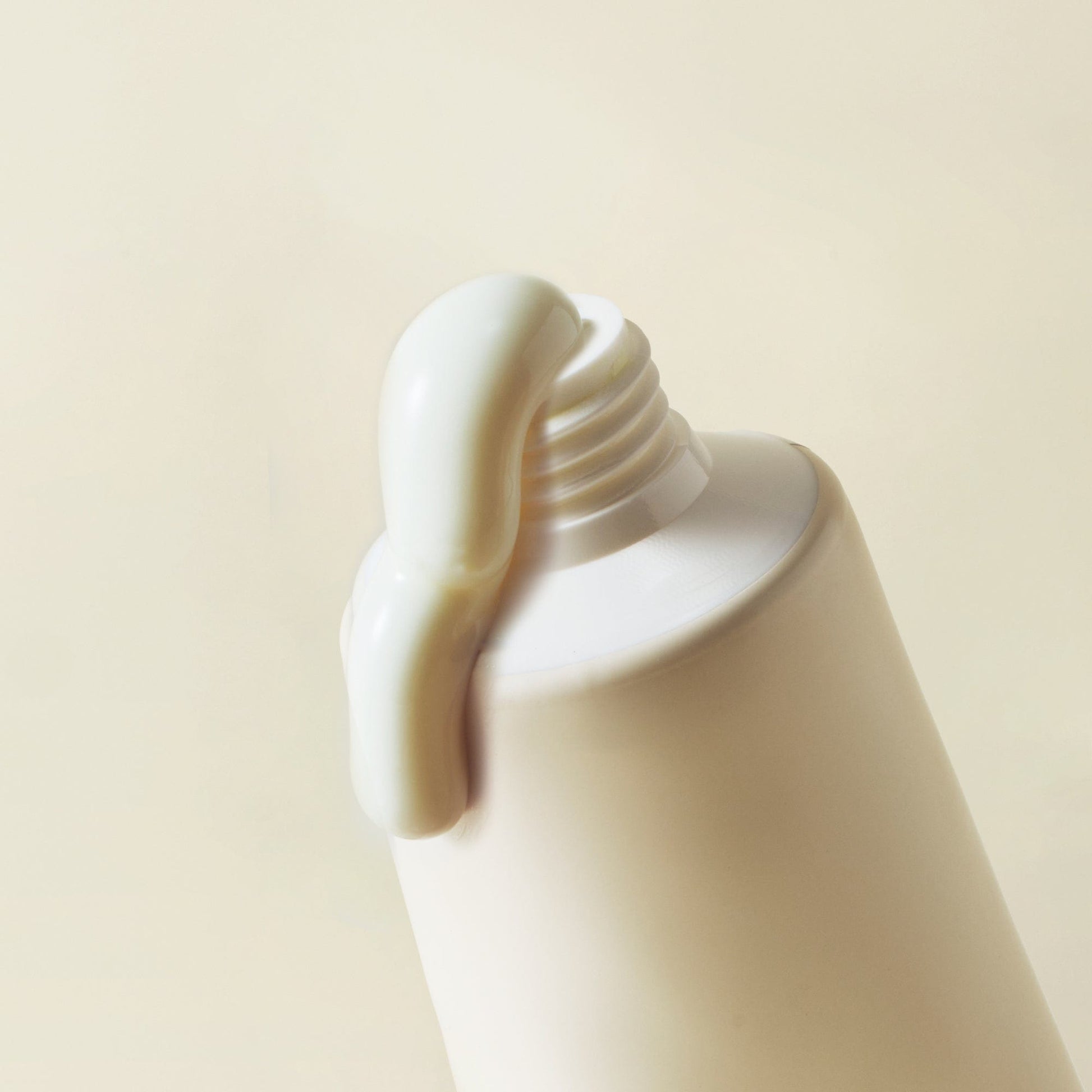 Leichte Textur des Relief Sun SPF50