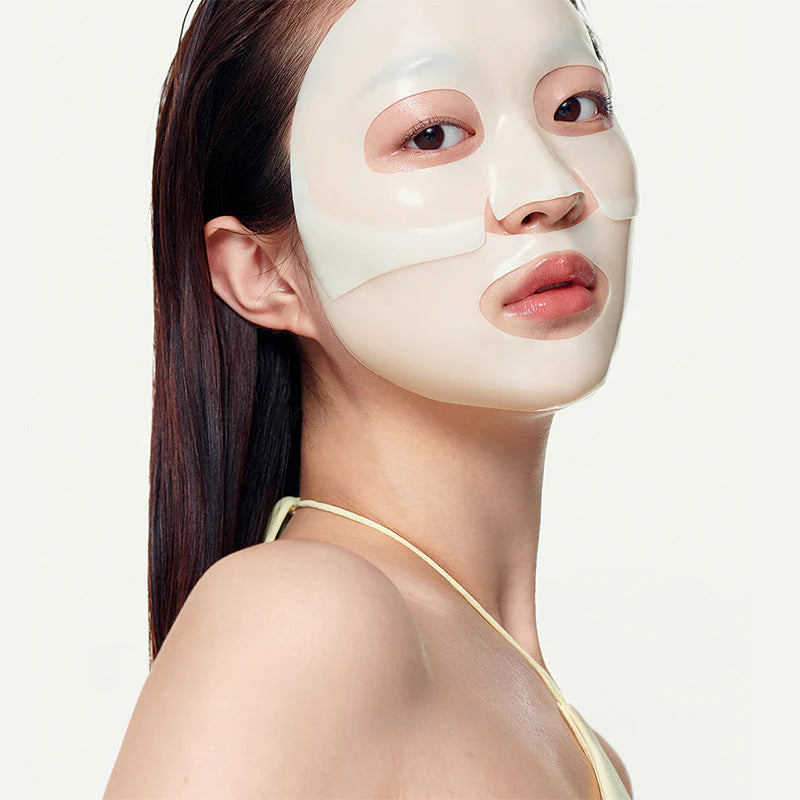 Anwendung der Biodance Radiant Vita Niacinamide Real Deep Mask im Gesicht