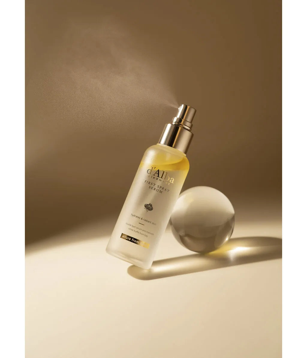 Anwendung des d'Alba White Truffle First Spray Serums im Gesicht