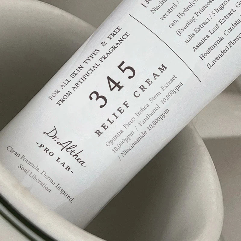 Textur der 345 Relief Cream auf der Haut aufgetragen