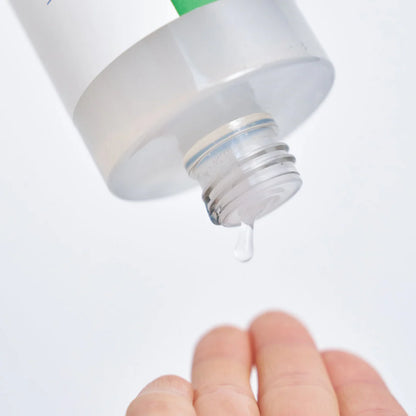 Anwendung des EQQUALBERRY Swimming Pool Toners im Gesicht