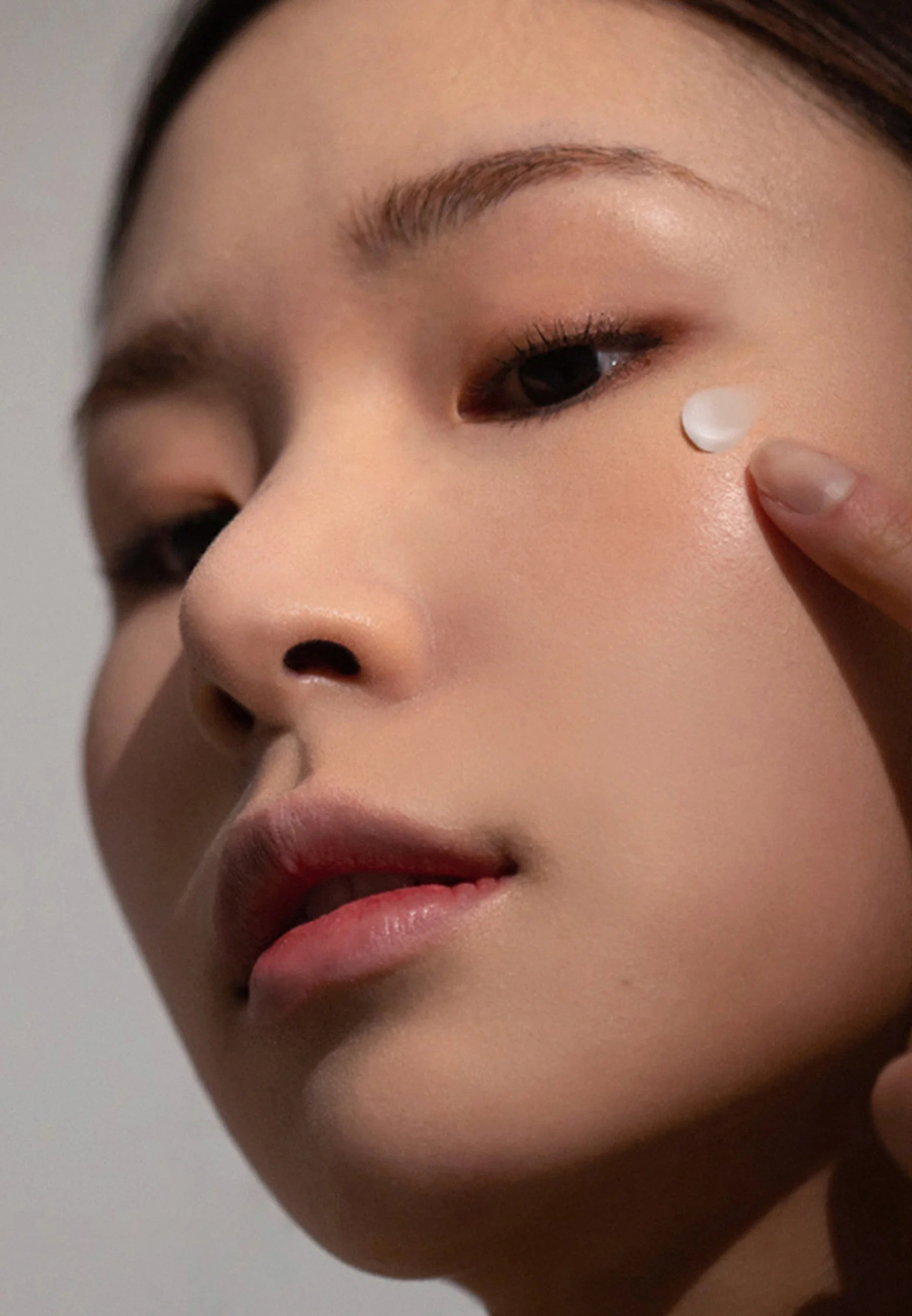 Anwendung der Haruharu Wonder Black Rice Bakuchiol Eye Cream im Augenbereich