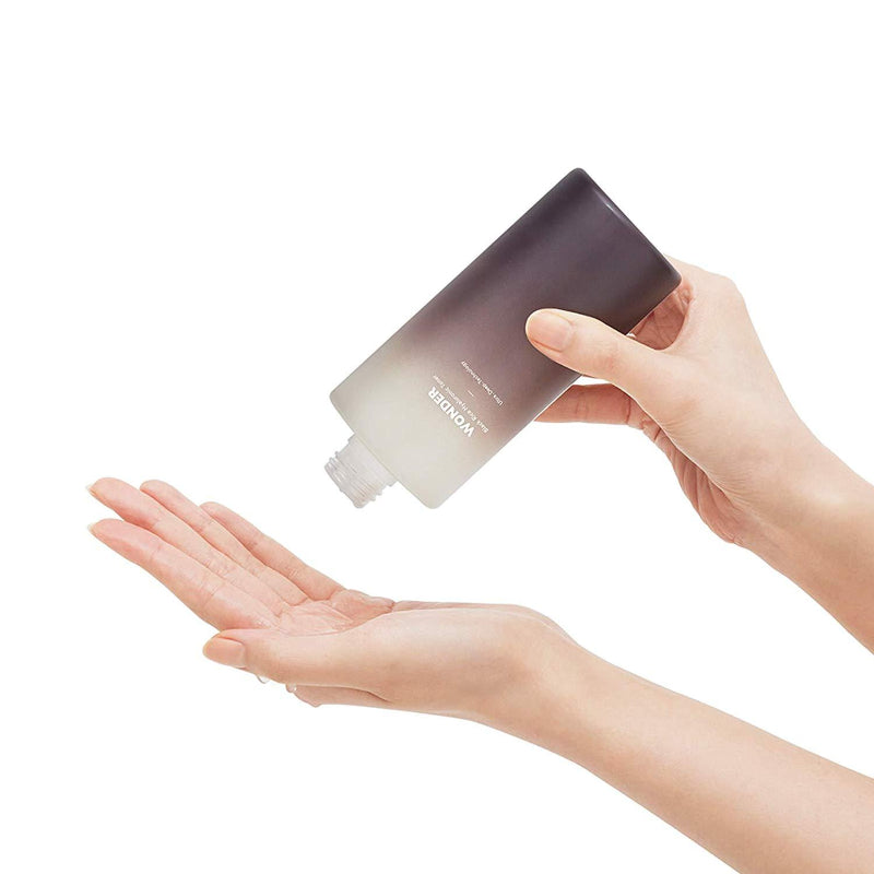 Anwendung des Haruharu Wonder Black Rice Hyaluronic Toners im Gesicht