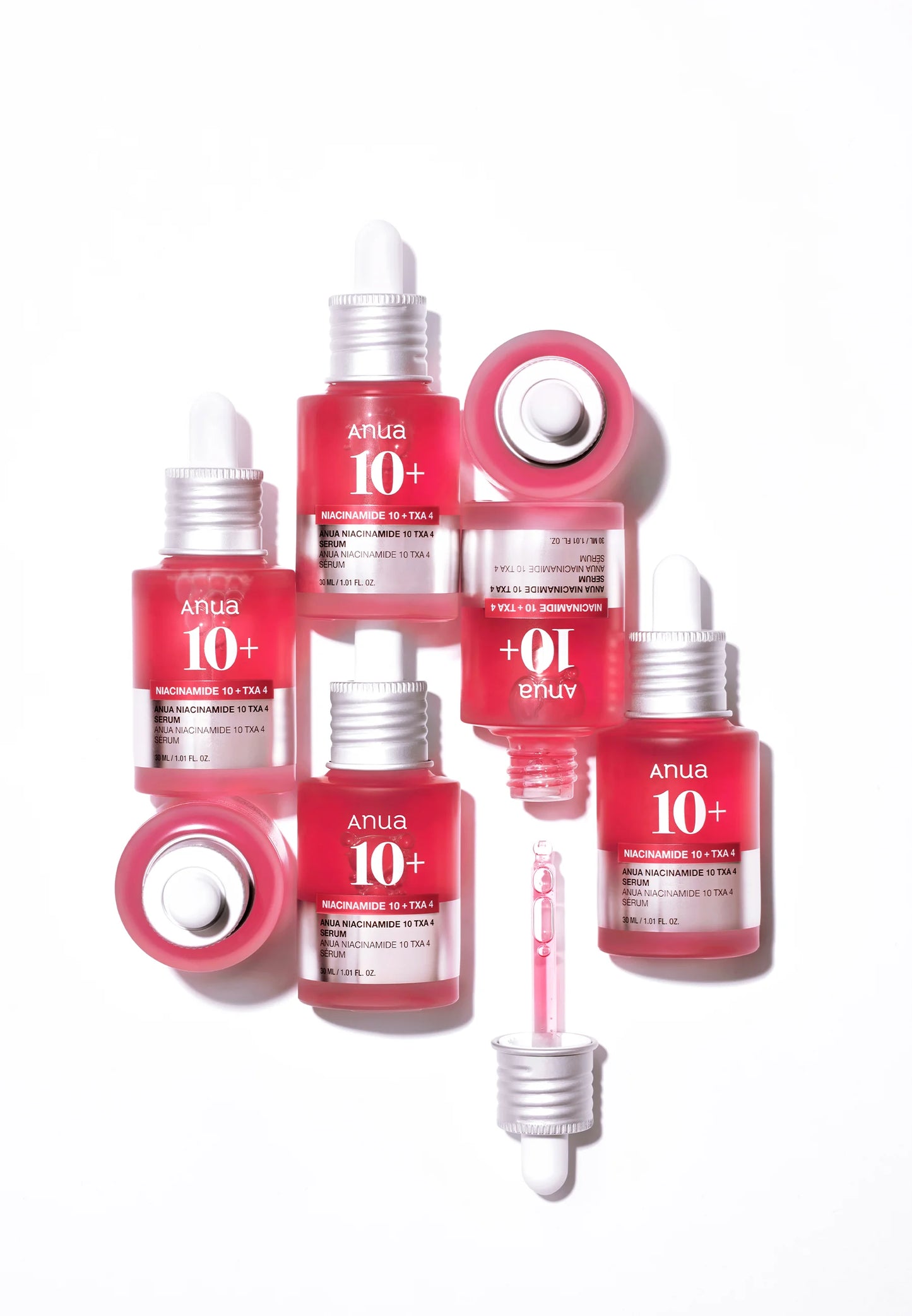 Anwendung des Niacinamid 10% + Tranexamsäure 4% Serums im Gesicht