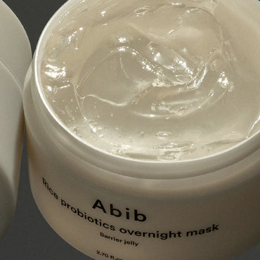 Anwendung der Rice Probiotics Overnight Mask Barrier Jelly im Gesicht