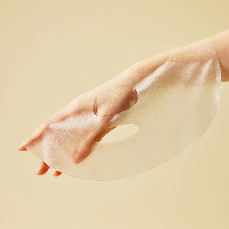 Anwendung der Some By Mi Yuja Niacin Serum Mask im Gesicht