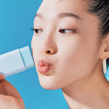 Anwendung des TOCOBO Cotton Soft Sun Stick SPF50+ PA++++ auf dem Gesicht